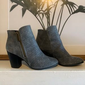 Size 7 (fits size 7.5) Never worn. Originally $35